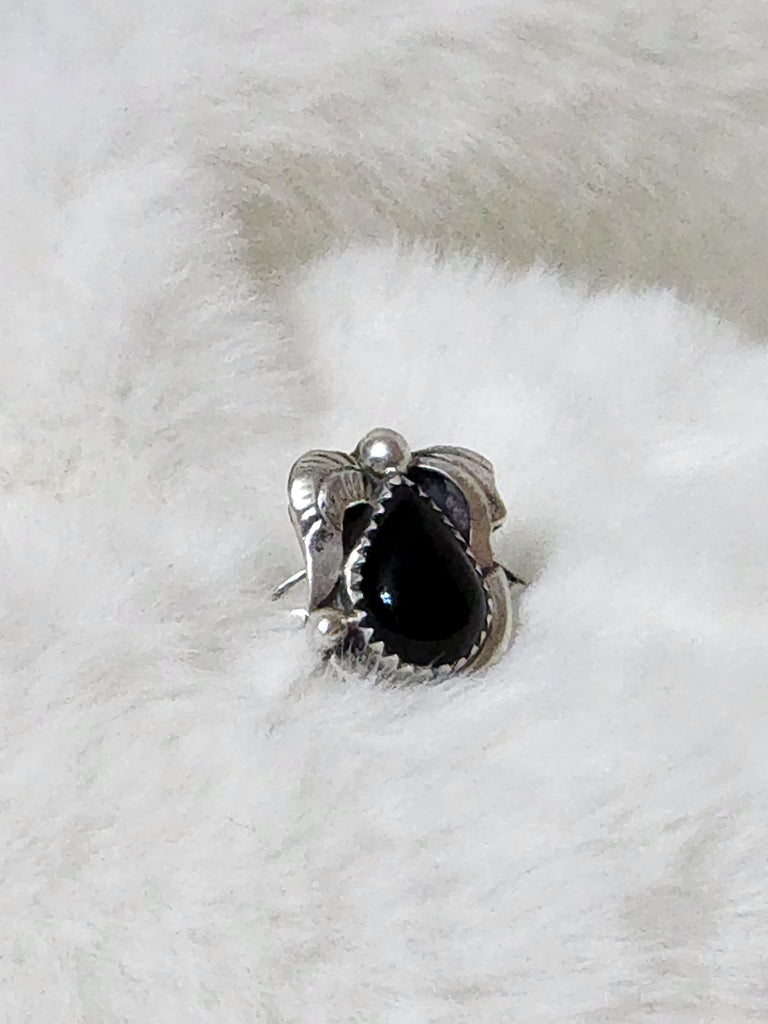 Navajo Small Sterling Silver Leaf & Onyx Ring    Size 7.5    (Vintage)  Artist:  Unsigned  Excellent vintage condition.